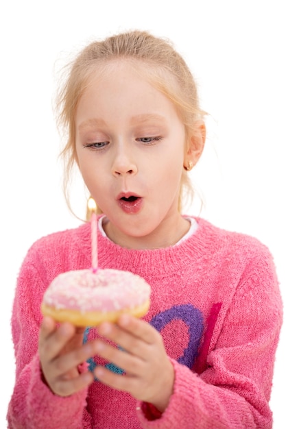 Retrato de estúdio de jovem com rosquinha de aniversário