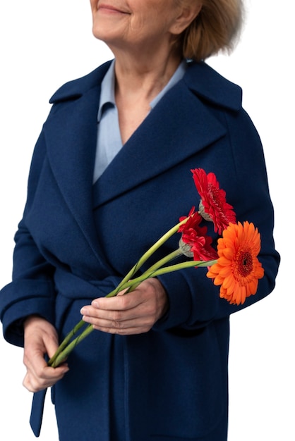 PSD grátis retrato de estúdio de mulher idosa com margarida flores