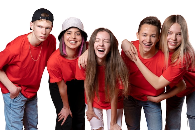 Retrato de estúdio de um grupo de jovens adolescentes