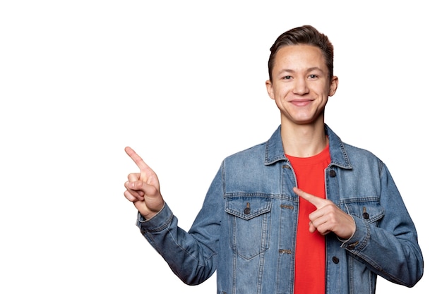 Retrato de estúdio de um jovem adolescente