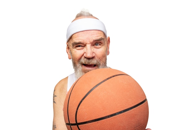 Retrato de homem sênior com basquete