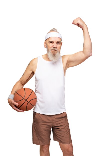 Retrato de homem sênior com basquete