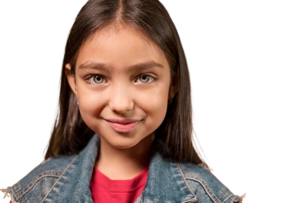 Retrato de menina sorridente bonito