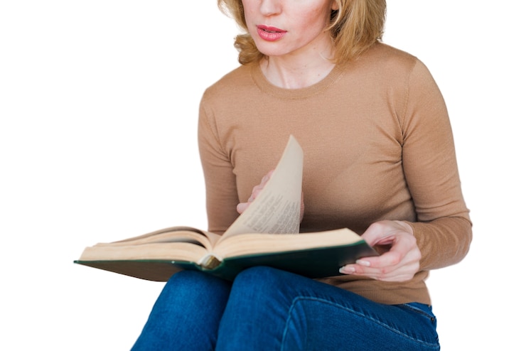 PSD grátis retrato de mulher lendo livro