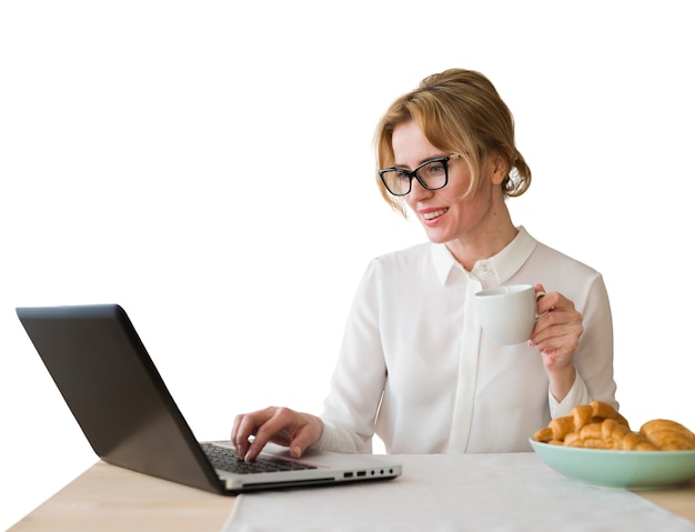 Retrato de mulher usando computador portátil