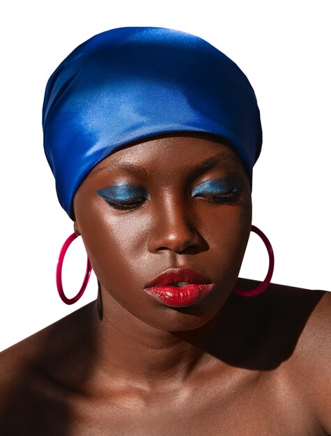 Retrato em close de mulher negra isolada