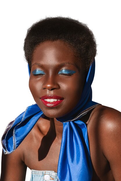 Retrato em close de mulher negra isolada