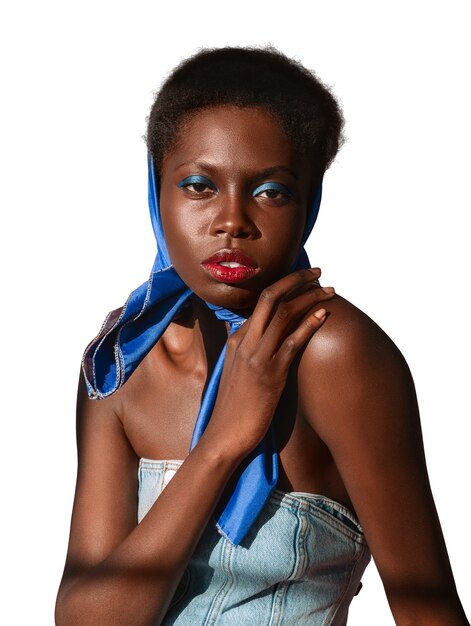 Retrato em close de mulher negra isolada