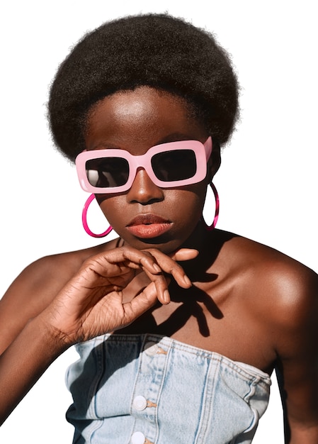 Retrato em close de mulher negra isolada