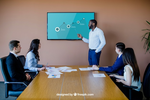 Reunião de negócios com maquete de TV