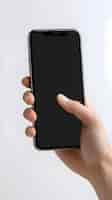 PSD grátis smartphone com tela em branco em mão feminina em close-up de fundo branco