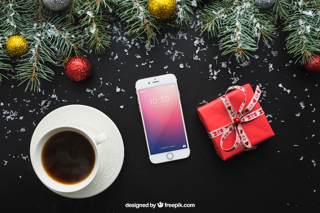 Smartphone e maquete de café com design natal
