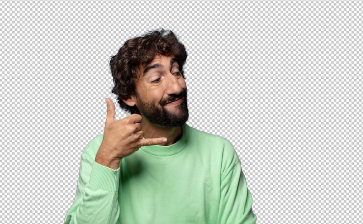 PSD grátis sorrindo alegremente e apontando para a câmera enquanto faz uma chamada você mais tarde gesto falando no telefone