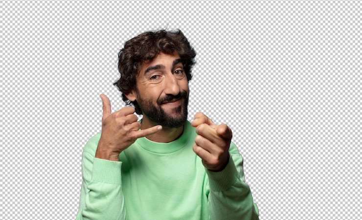 PSD grátis sorrindo alegremente e apontando para a câmera enquanto faz uma chamada você mais tarde gesto falando no telefone
