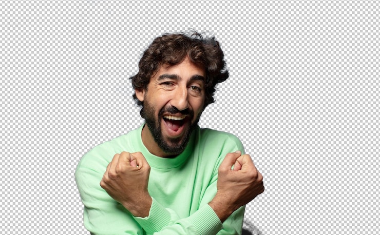 PSD grátis sorrindo alegremente e celebrando com os punhos fechados e os braços cruzados sentindo-se feliz e positivo