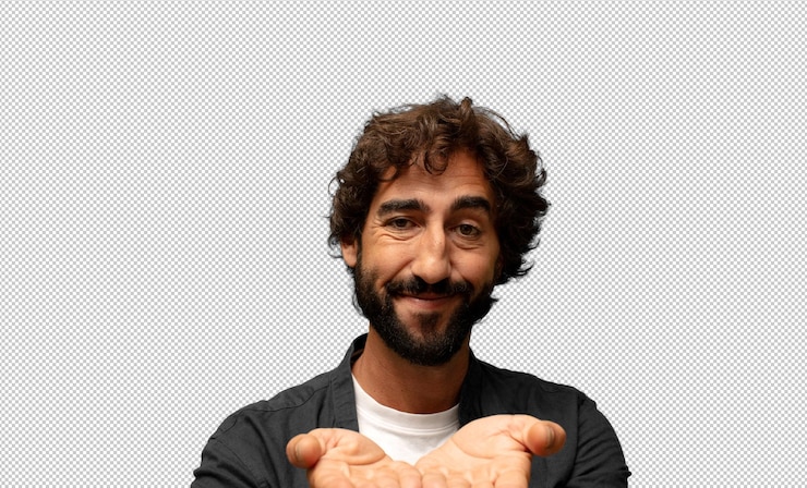 PSD grátis sorrindo felizmente com um olhar amigável, confiante e positivo, oferecendo e mostrando um objeto ou conceito