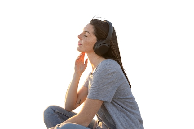 Tiro médio mulher usando fones de ouvido