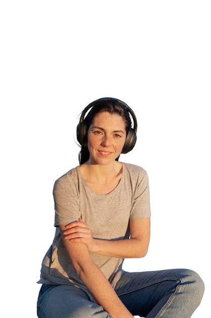 Tiro médio mulher usando fones de ouvido