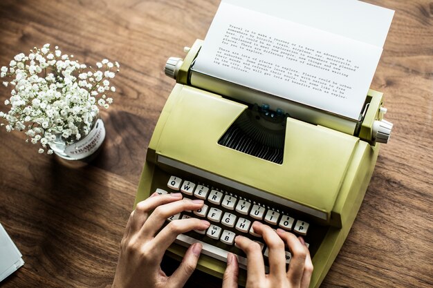 Vista aérea, um, mulher, usando, um, retro, typewriter