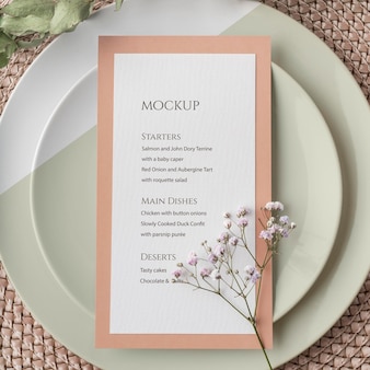 Vista superior da disposição da mesa com pratos e maquete do menu de primavera