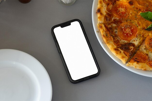 13 Mockup de iPhone con Margherita Pizza en la mesa