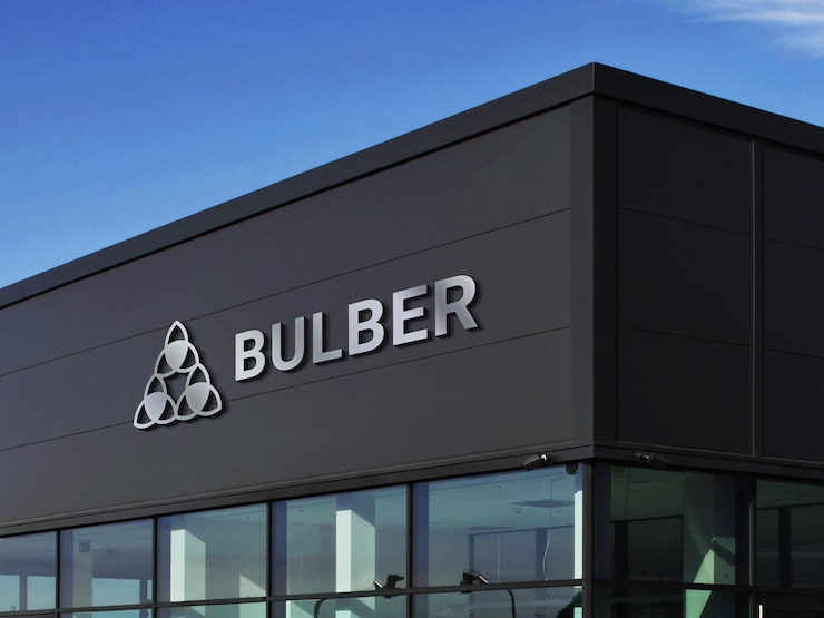 3D Chrome Logo Mockup su una facciata di edificio nero