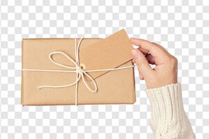 PSD 6464. caja de regalo beige sostenida por las manos de una mujer aislada sobre un fondo transparente