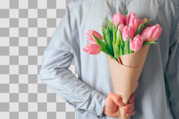 8 mars, Journée internationale de la femme, un bouquet de tulipes roses enveloppées dans du papier derrière le dos d'un homme isolé sur un fond blanc.