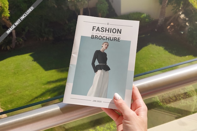 A5 main tenant la maquette de la brochure