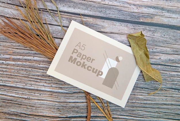 PSD a5-papier-grußkartenmodell auf holzhintergrund