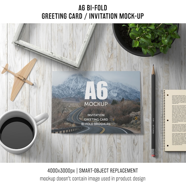 PSD a6 bi-fold modelo de cartão com café e planta