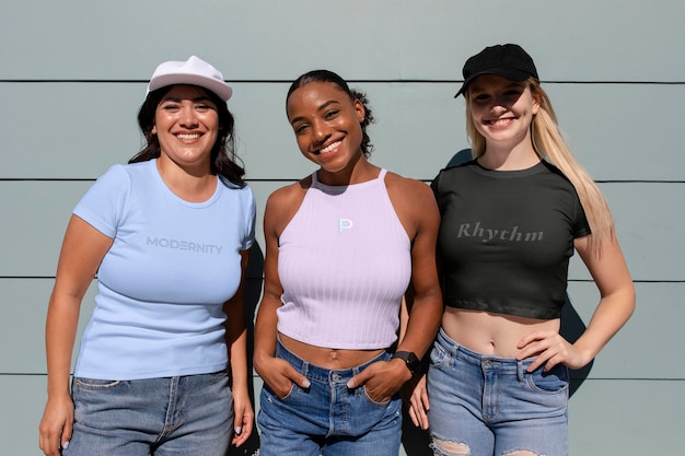 Abbigliamento estivo modello di maglietta tank top psd belle donne diverse