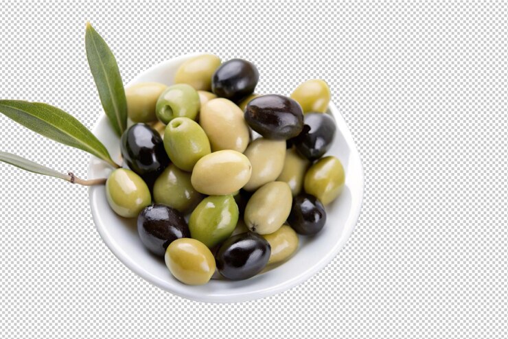 PSD las aceitunas negras y verdes en un plato gourmet