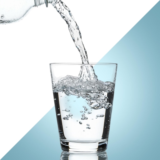 Acqua versata in un bicchiere