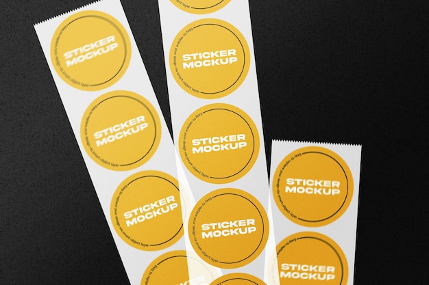 Adesivo rotondo impostato su un mockup di rotolo