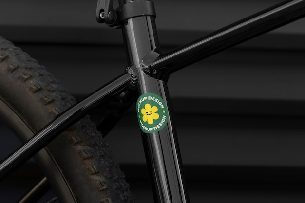PSD adhesivo de primer plano en una bicicleta
