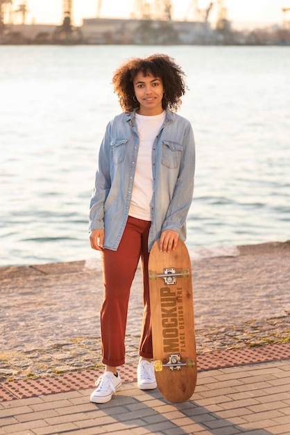 Adolescent Avec Une Maquette De Skateboard Sur La Jetée