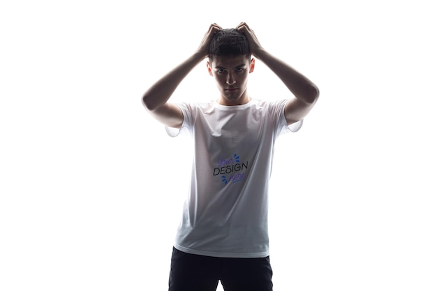 Adolescente elegante con camiseta blanca
