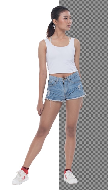 Adolescente integrale 15s 20s Asian Girl indossare abito gilet e pantaloni corti di jeans sneaker, isolato. La donna magra e sana sta in piedi e guarda con sicurezza la telecamera, sfondo bianco da studio