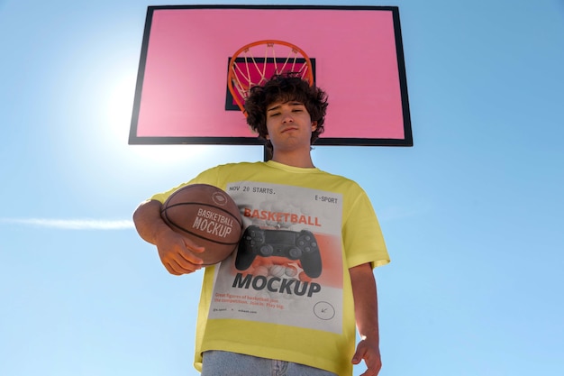 Adolescente con maqueta de clouting de baloncesto