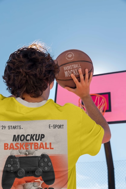 Adolescente con maqueta de clouting de baloncesto