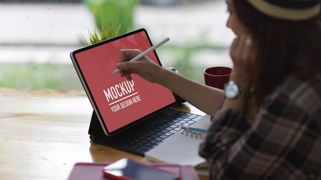 PSD adolescente usando maquete de tablet digital em bar em cafeteria