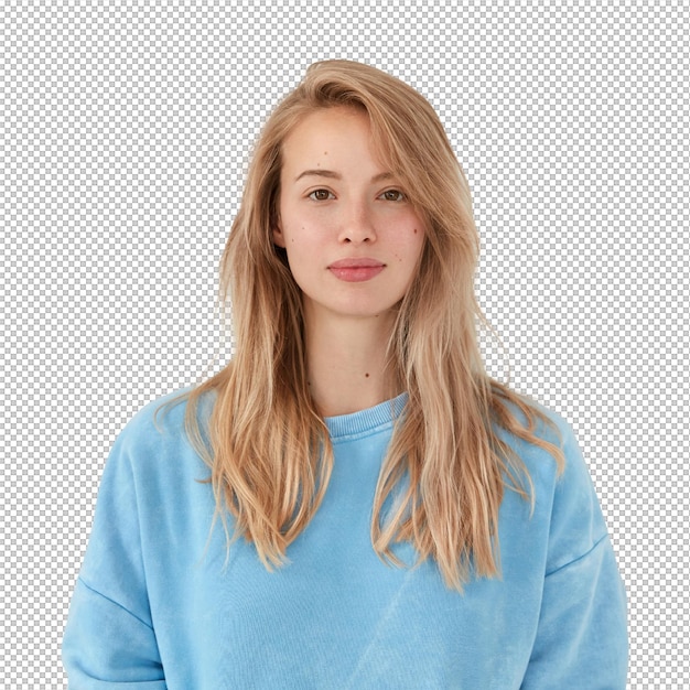 Adorabile donna bionda con espressione seria vestita con un maglione blu ha pelle sana e pulita isolata su un muro bianco donna bella dimostra la sua bellezza naturale