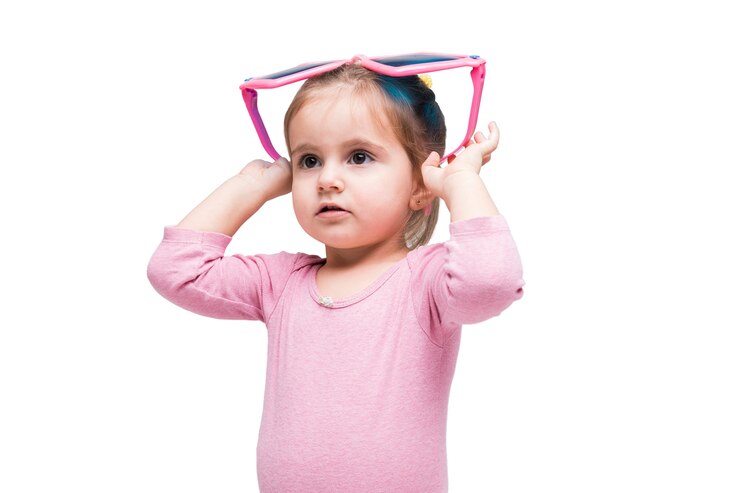 PSD adorable niña con gafas en forma de corazón