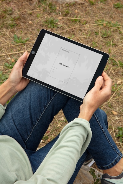 Adulto de alto ângulo relaxando com maquete de tablet