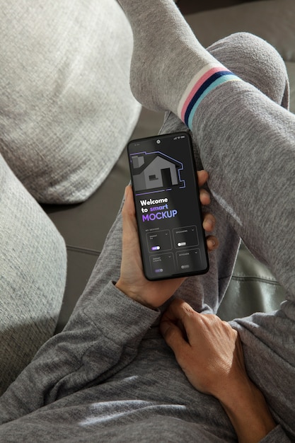 Adulto de vista superior relaxante com smartphone