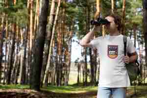 PSD adulto joven con camiseta de ropa de bosque