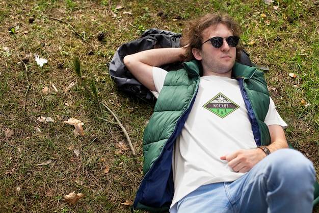 PSD adulto joven con camiseta de ropa de bosque