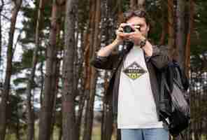 PSD adulto joven con camiseta de ropa de bosque