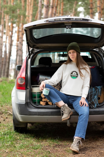 PSD adulto joven con camiseta de ropa de bosque